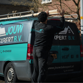 Dakdekker van Jouw Dakexpert laadt materialen op de bedrijfsbus in Amsterdam
